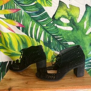 Vince Camuto 6.5M Black Perforated Leather Zip Back Casual Summer Chunky Heels